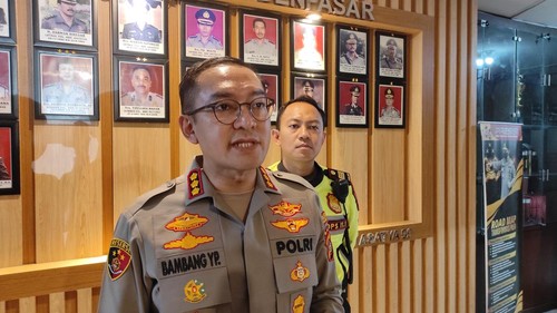 Kapolresta Denpasar Kombes Bambang Yugo Pamungkas didampingi Wakasatlantas Polresta Denpasar AKP Aan Saputra memberikan keterangan kepada wartawan di kantornya, Sabtu (29/7/2023).