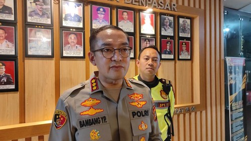 Kapolresta Denpasar Kombes Bambang Yugo Pamungkas didampingi Wakasatlantas Polresta Denpasar AKP Aan Saputra memberikan keterangan kepada wartawan di kantornya, Sabtu (29/7/2023).