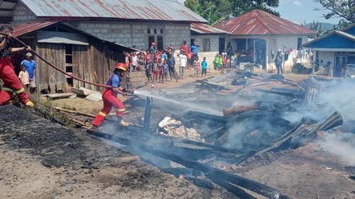 Petugas pemadam kebakaran memadamkan api di rumah milik Vinsensius Guntur (59) di dusun Kusu, Desa Pong Lao, Kecamatan Ruteng, Kabupaten Manggarai, NTT yanv terbakar pada Sabtu (29/7/2023).