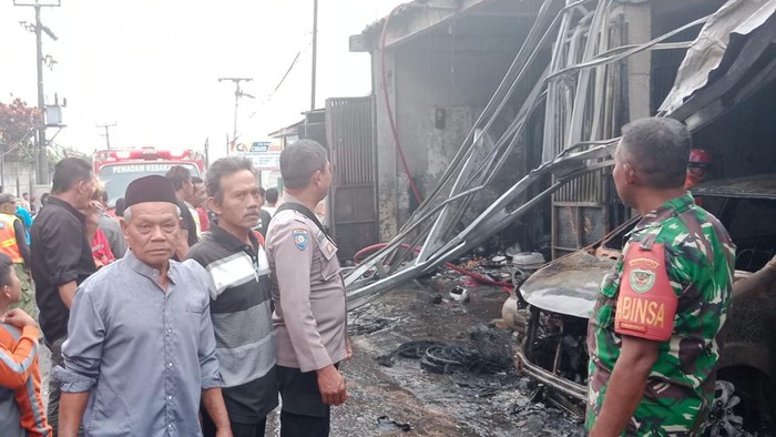 Kebakaran kios dan bengkel di Bogor
