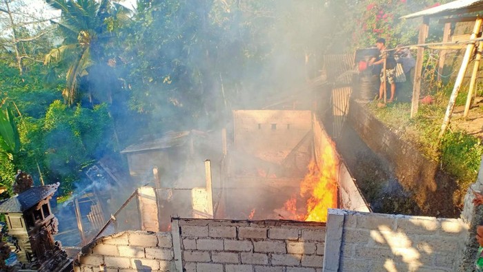 Rumah sekaligus laundry milik I Nengah Ariama yang ada di Banjar Dinas Pande, Desa/Kecamatan Manggis, Kabupaten Karangasem hangus terbakar pada Sabtu (29/7/2023).