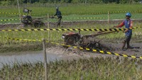 Balap traktor yang diikuti sebanyak 32 orang dewasa dan 16 orang anak tersebut bertujuan untuk meningkatkan potensi jasa traktor sawah sebagai daya tarik wisata melalui sebuah kejuaraan dan regenerasi di bidang petani.