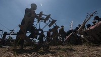 Peserta mempersiapkan komponen traktor untuk mengikuti kejuaran balap traktor di Karangduren, Kebonarum, Klaten, Jawa Tengah, Sabtu (29/7/2023).
