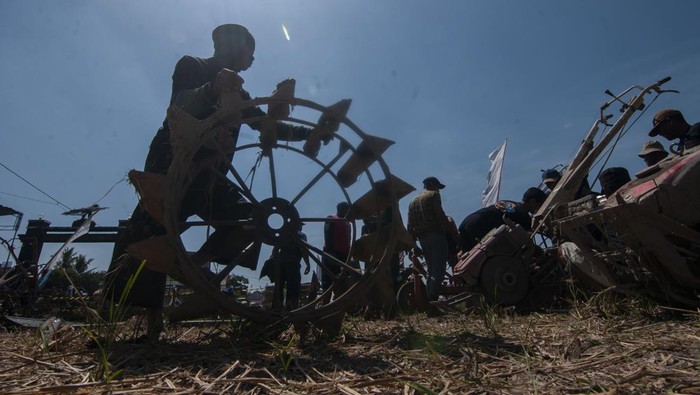 Kejuaraan balap traktor di Klaten Peserta mengikuti kejuaran balap traktor di Karangduren, Kebonarum, Klaten, Jawa Tengah, Sabtu (29/7/2023). Balap traktor yang diikuti sebanyak 32 orang dewasa dan 16 orang anak tersebut bertujuan untuk meningkatkan potensi jasa traktor sawah sebagai daya tarik wisata melalui sebuah kejuaraan dan regenerasi di bidang petani. ANTARA FOTO/Aloysius Jarot Nugroho/rwa.
