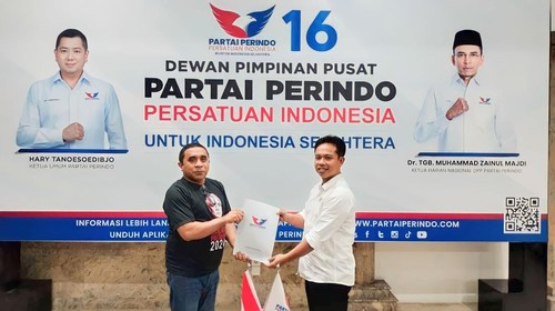 Ketua Bidang Organisasi dan Keanggotaan Muhammad Sopiyan DPP Partai Perindo (kiri) dan Ketua DPD Partai Perindo Dompu Sutarto (kiri) saat serah terima SK pada Sabtu (29/7/2023).