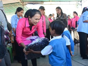 Ketum Bhayangkari Beri Bantuan ke Anak Stunting hingga Disabilitas di NTT