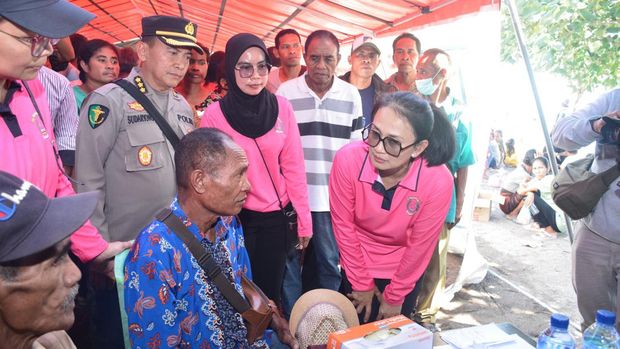 Ketua Umum Bhayangkari Juliati Sigit Prabowo bersama rombongan melakukan kunjungan kerja di Pelabuhan Kerica Palue, NTT. Dalam kunjungan di NTT tersebut, Juliati Sigit Prabowo memberikan sejumlah bantuan untuk warga.