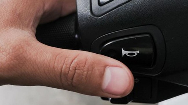 Perkara Klakson Bikin Sopir Alphard Banting Pemotor di Jakut
