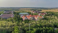 Pondok Pesantren Al-Zaytun memiliki luas wilayah 1.200 hektare.