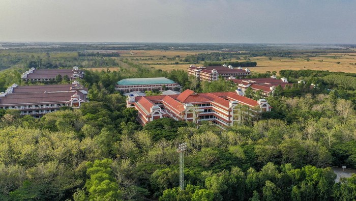 Foto areal sarana olah raga di Pondok Pesantren Al Zaytun, Indramayu, Jawa Barat, Kamis (27/7/2023). Pondok Pesantren Al-Zaytun memiliki luas wilayah 1.200 hektar yang terdiri dari bangunan keperluan sekolah serta wilayah pertanian dan peternakan. ANTARA FOTO/Muhammad Adimaja/rwa.