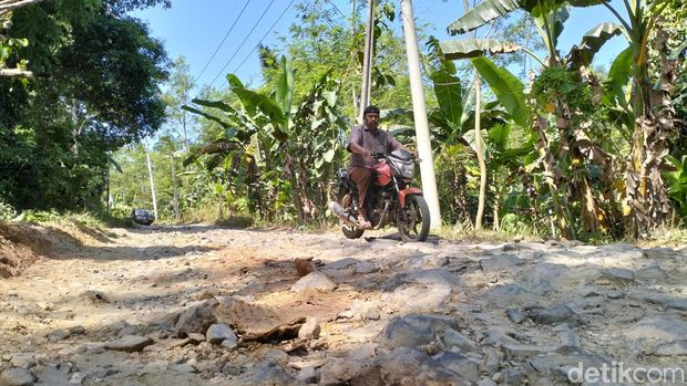 Kondisi Jalan rusak menuju kawasan Taman Nasional Ujung Kulon via Kecamatan Cimanggu Pandeglang (Foto: Bahtiar/Detikcom)