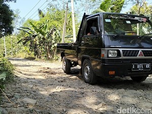 Warga Geram Jalan Rusak di Pandeglang Tak Diperbaiki, Sampai Dijual Online