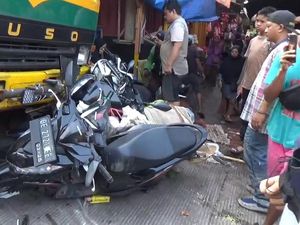 Laka Beruntun Truk Tronton di Lampung Selatan, Minibus-Motor Ringsek