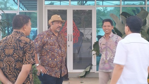 Ketua Satgas Koordinasi Supervisi Wilayah V KPK Dian Patra (kedua dari kiri) berbincang dengan Wakil Bupati Manggarai Barat Yulianus Weng di sela pemasangan plank pemberitahuan tunggakan pajak di Kantor PT Wika di Labuan Bajo.