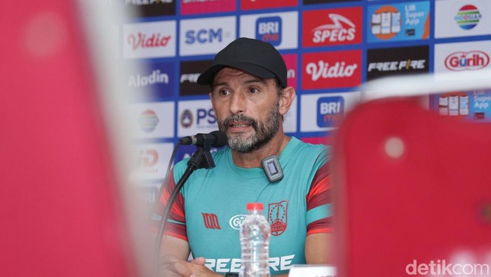 Pelatih Persis Solo Leonardo Medina, saat konfrensi pers di Stadion Sriwedari, Sabtu (29/7/2023).