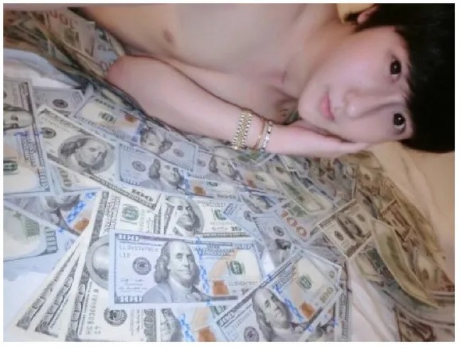 Pria tersebut jadi kontroversi ketika mulai mengunggah foto-foto tanpa busana di media sosial. Ia juga dihujat ketika menampilkan dirinya berbaring di atas tumpukan uang selagi menghina orang lain. Kalian semua sangat miskin. Aku punya 100.000 di ponsel, kamu? tulisnya. Foto: Weibo