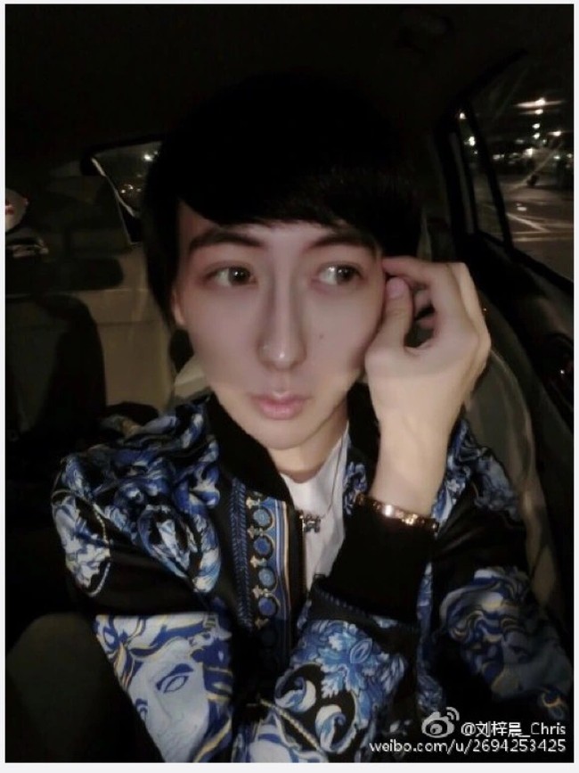 Liu mulai jarang muncul di internet ketika potret masa lalunya terungkap. Dalam foto paspornya, pria tersebut tampak memiliki penampilan yang berbeda dari wajah viralnya. Saat itu, Liu berdalih bahwa itu foto yang sudah lama. Foto: Weibo