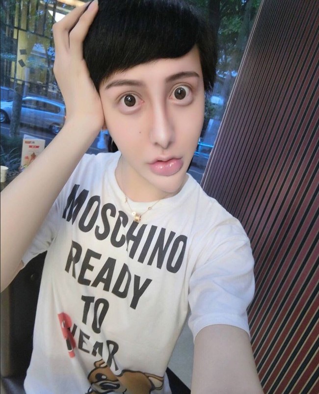 Pada 2015, Liu Zi Chen viral di Weibo karena mengaku sebagai siluman ular putih yang dikenal dalam cerita rakyat China. Foto: Weibo