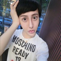 Pada 2015, Liu Zi Chen viral di Weibo karena mengaku sebagai siluman ular putih yang dikenal dalam cerita rakyat China. Foto: Weibo