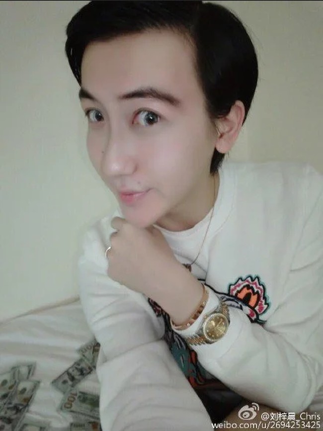 Influencer asal China tersebut memang punya wajah meruncing, hidung panjang, mata bulat, dan kulit yang sangat putih. Ketika itu, Liu yang masih berusia 18 tahun mengatakan bahwa penampilannya natural meski banyak netizen menyangsikan. Foto: Weibo
