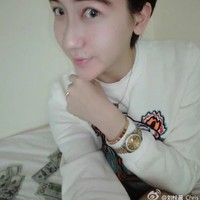 Influencer asal China tersebut memang punya wajah meruncing, hidung panjang, mata bulat, dan kulit yang sangat putih. Ketika itu, Liu yang masih berusia 18 tahun mengatakan bahwa penampilannya natural meski banyak netizen menyangsikan. Foto: Weibo