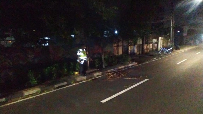 Lokasi kabel menjuntai di Jalan Brigjen Katamso, Palmerah, Jakbar yang bikin pemotor terjatuh, Jumat (28/7/2023) malam.