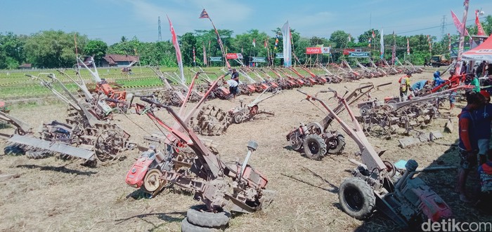 Lomba balap traktor di Desa Karangduren, Kecamatan Kebonarum, Kabupaten Klaten, Sabtu (29/7/2023).