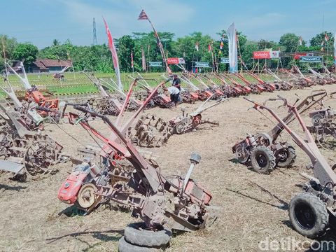 Lomba balap traktor di Desa Karangduren, Kecamatan Kebonarum, Kabupaten Klaten, Sabtu (29/7/2023).