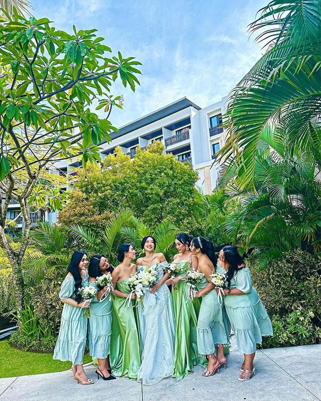 Di kolom komentar, ramai netizen membahas pertunangan Lucinta Luna. Banyak yang memberi selamat tapi tak sedikit pula yang berkomentar miring. Postingannya pun menuai kontroversi karena menyebut nama Tuhan, Foto: Instagram