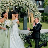 Di momen itu, Alan terlihat bersimpuh di hadapan Luna untuk memintanya jadi calon istri sebelum Luna memamerkan cincin mereka. Foto: Instagram