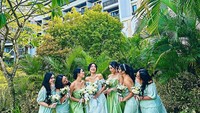 Tak lupa pula Lucinta Luna berpose bersama para bridesmaid yang mengenakan pakaian senada dengan dirinya. (Foto: Instagram @lucintaluna_manjalita)