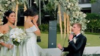 ALHAMDULILLAH atas anugerahmu Ya Allah … acara Lamaran ENGAGEMENT. kami dilancarkan dengan baik dan kami segenap calon suami istri mengucapkan banyak terima kasih kepada para Undangan Tamu yang bisa menghadiri acara Happy engagement kami and soon secepatnya Ratu Salomeh akan dihalalkan oleh Calon Suamiku Pangeran Berkuda Putih, tulis Lucinta Luna dalam caption salah satu unggahannya. (Foto: Instagram @lucintaluna_manjalita)