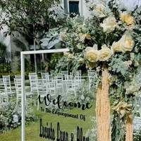 Dalam video, Lucinta Luna terlihat berjalan bak menyusuri altar didampingi sejumlah bridesmaid dan groomsmen. Luna pun melemparkan bunga kepada para tamu yang single setelah itu berdansa dengan Alam. Foto: Instagram