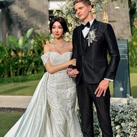 Lucinta Luna baru saja mengadakan pertunangan dengan pacar bulenya, Arten Boltian. Dalam foto dan video yang diunggah, ia terlihat menggelar acara yang meriah bak pesta pernikahan. Foto: Instagram