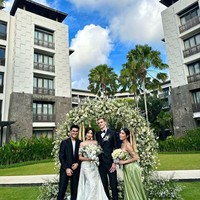 Tak hanya busana pasangan berbahagia yang bak pesta pernikahan. Prosesinya pun dibuat seolah-olah mereka sudah menjadi pasangan suami istri. Foto: Instagram