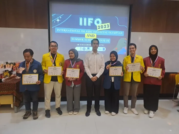 Mahasiswi Unair Auvi Diyanati Kanasibah meraih Juara 1 Essay in Islamics Economics and Finance pada International Islamic Financial Olympiad and Summer School 2023.