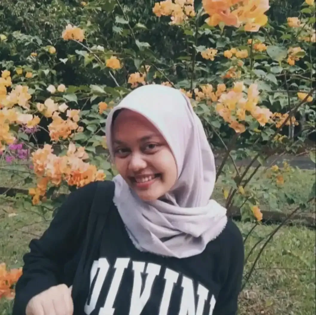 Mahasiswi Unair Auvi Diyanati Kanasibah meraih Juara 1 Essay in Islamics Economics and Finance pada International Islamic Financial Olympiad and Summer School 2023.