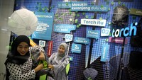 Yups, kita bisa berbelanja online tapi mengambil barang langsung ke store ataupun sebaliknya. Kita bisa berbelanja offline dan melihat langsung barang di toko tapi transaksi secara online.