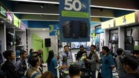 Fenomena ini menjadi salah satu hal yang dikhawatirkan oleh toko offline yang sudah eksis bahkan sebelum toko online menjadi populer. Namun perubahan dan pergerakan budaya yang dinamis di masyarakat, membuat para pekerjanya harus lebih kreatif untuk dapat mengikuti perubahan tersebut. Salah satunya dengan sistem O2O (online to offline).
