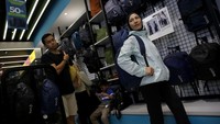 Selain itu, konsumen bisa berbelanja secara online untuk dikirimkan ke alamat tertentu dengan pengiriman lokal sehingga produk sampai lebih cepat. Lalu konsumen juga bisa berbelanja di offline store dan dikirimkan ke alamat tertentu.