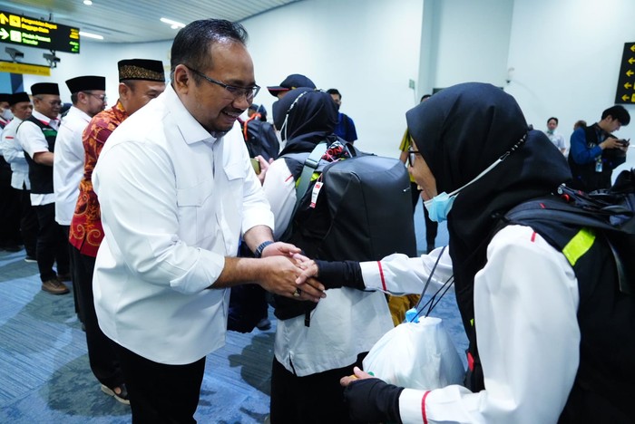 Menag Yaqut Sambut Petugas Haji