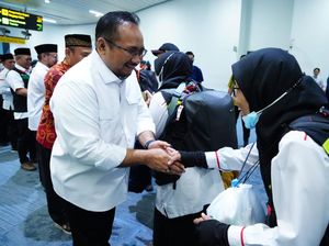 Round up: Momen Menag Yaqut Sambut Petugas Haji - Tangis Haru Pecah di Bandara Soetta