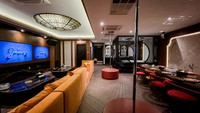 Tampilan luarnya sudah menggoda, yaitu tangga berlapis karpet merah selayaknya penyambutan untuk para bintang. Tamu pun akan disambut dengan hangat di area Lounge di lantai dasar, sebelum memasuki area Private Dining.  Mr. James punya 7 ruangan dengan beda kelas, yaitu Diamond (Standard), Spectre (Standard), Thunderball (VIP), Skyfall (VIP), Golden Eye (VVIP), Golden Gun (VVIP), dan Golden James (Penthouse).