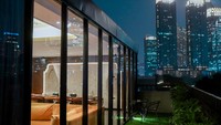 Satu elemen penting adalah area balkon dengan pemandangan ke arah kawasan SCBD-Senopati, dan fasilitas premium lainnya yang hanya bisa didapat di Penthouse. Di salah satu sudut balkon juga disiapkan area khusus untuk BBQ. 