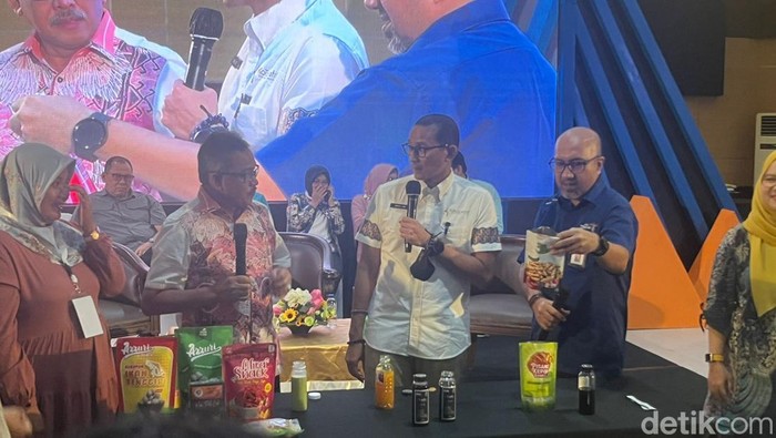Menparekraf Sandiaga Uno saat bertemu pelaku UMKM di Batam. (Alamuddin Hamapu/detikSumut)