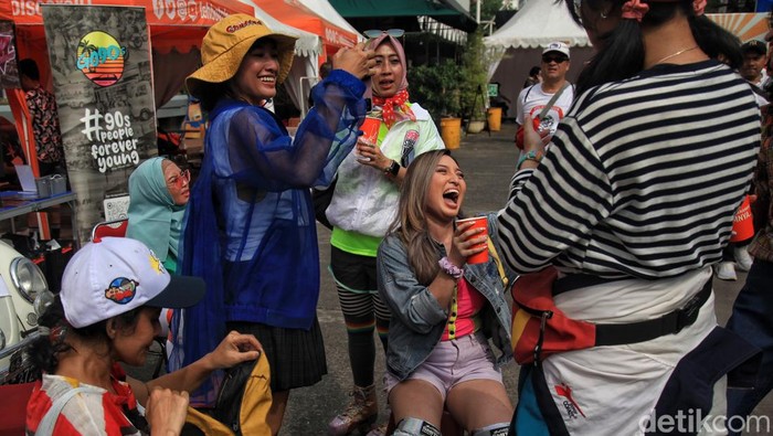 Nostalgia 80-90an di Festival Lintas Melawai Nuansa kehidupan 80-90an bisa Anda rasakan di gelaran Festival Lintas Melawau di kawasan Blok M, Jakarta.
