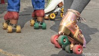 Para penggemar sepatu roda hadir di kawasan ini.