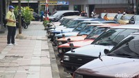 Aneka pameran mobil lawas pun terparkir rapi.
