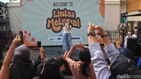 Tidak lupa konser musik dengan tema lawas pun dibawakan dengan apik.
