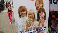 Ada poster Abba dengan judul hits Dancing Queen lho.